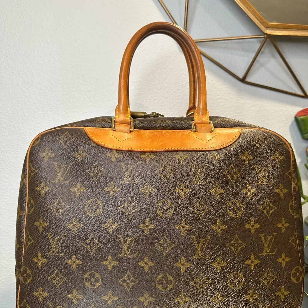 Louis Vuitton Deauville Handbag Monogram Canvas with 🔐 and bag tag. 🏷️ - Picture 7 of 13